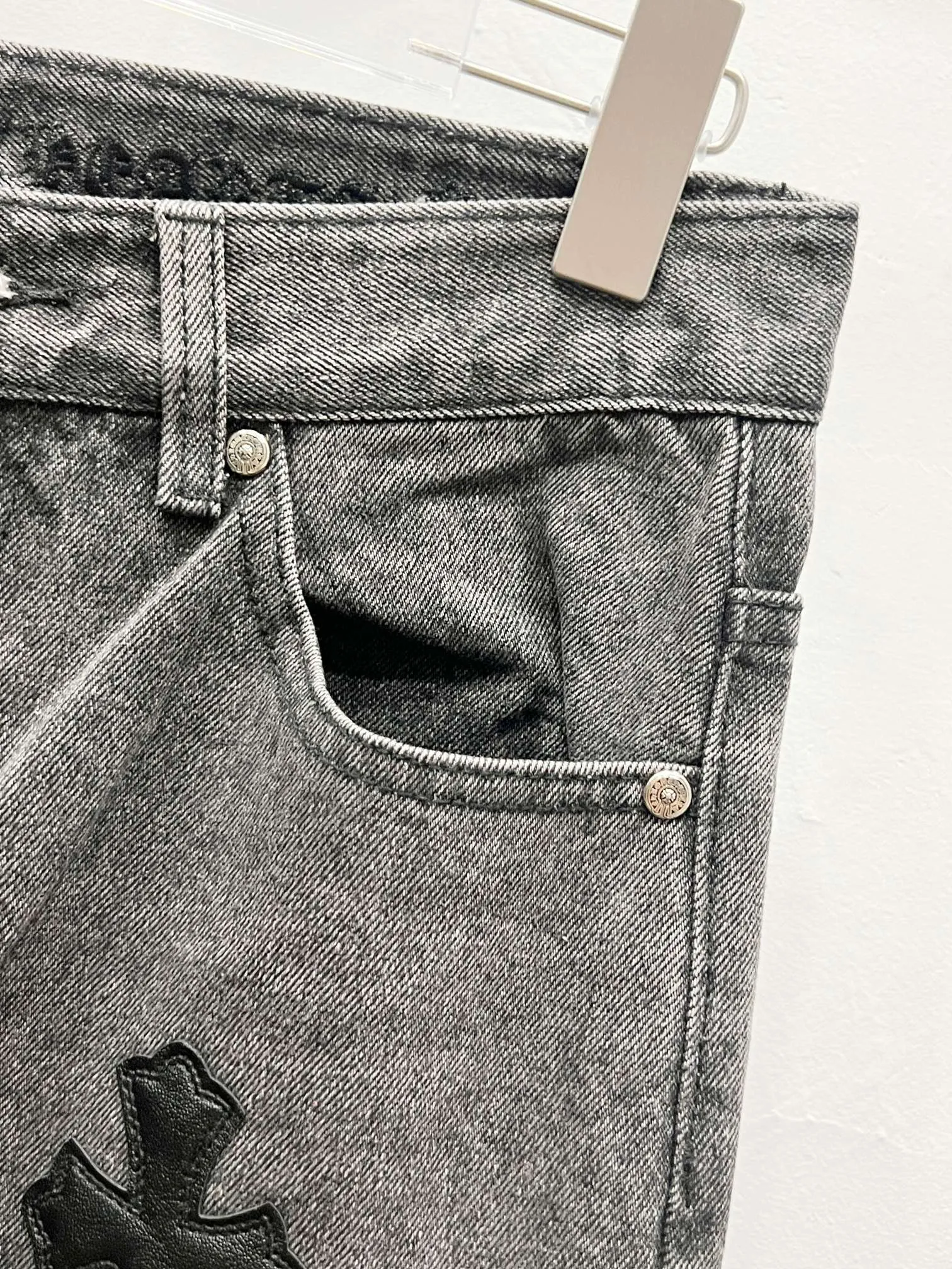 P260 Style number: (c028) Chrome Hearts CH Chrome Hearts 24SS vip custom-made double-knee leather flame high street cross jeans. Original purchased and patterned to truly restore the ultimate vintage texture. Special Italian cowhide print and then cut. Customized sheepskin three-layer thick line leather. The whole body is spliced in heavy water washing process. Craftsmen hand-splash ink. You can see the details. Three-dimensional cutting version. Loose and comfortable, not flattering on the body. Makes taller and slimmer. Seiko factory. Original factory quality control, same style for men and women, can be matched with couples, versatile recommendation, must-have jeans for all seasons Color: gray Size: 28, 30, 32, 34, 36 (S-xxl)